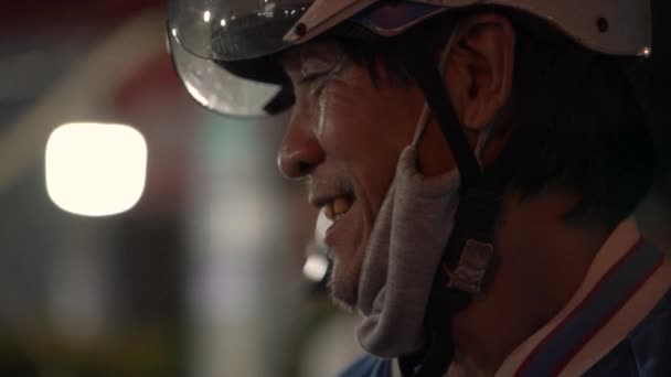 Encantado hombre de edad en el casco y la máscara de la cara sonrisas primer plano — Vídeo de stock