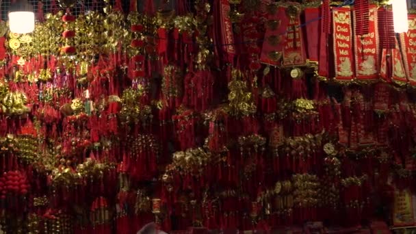 Różne tradycyjne dekoracje w kolorach czerwonym i żółtym — Wideo stockowe