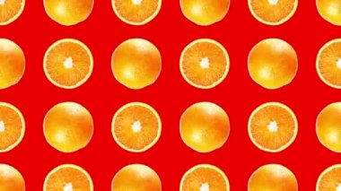 Kırmızı arkaplanda lezzetli tropikal portakallar var.