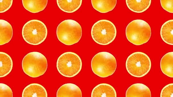 Snijd en geheel smakelijk sappige tropische sinaasappels op rode achtergrond — Stockvideo