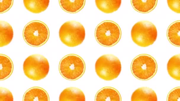 Шаблон из вырезанных и целых сочных апельсиновых фруктов на белом — стоковое видео
