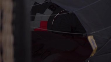 Erkek silueti sıcak hava balonu zarfının içinde yürüyor.