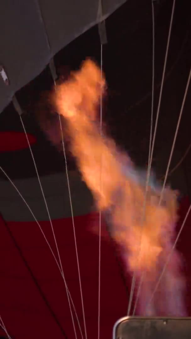 Flacăra de ardere portocalie umple balonul cu aer cald mare cu frânghii — Videoclip de stoc