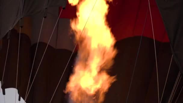 Une grande flamme ardente de couleur orange apparaît sous le ballon — Video