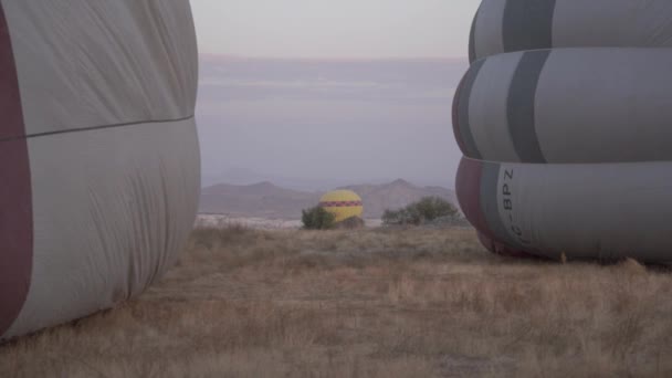 Grote kleurrijke ballon enveloppen opgeblazen met hete lucht — Stockvideo