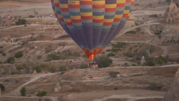 Llama ardiente de color naranja aparece en globo de aire caliente — Vídeos de Stock