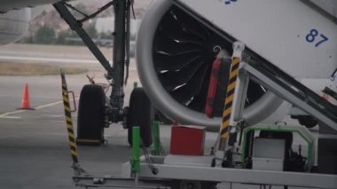 Büyük turbo jet motoru ve asfalt havaalanına iniş takımları.