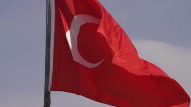Hilal ve güneş ışığında yıldız işaretli Türkiye kırmızı bayrağı