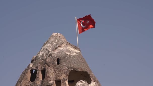 강한 바람에 흔들리는 상징물 이 있는 붉은 터키 국기 — 비디오