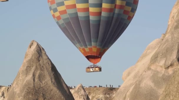 Globo de aire caliente de color grande con turistas en canasta marrón — Vídeo de stock