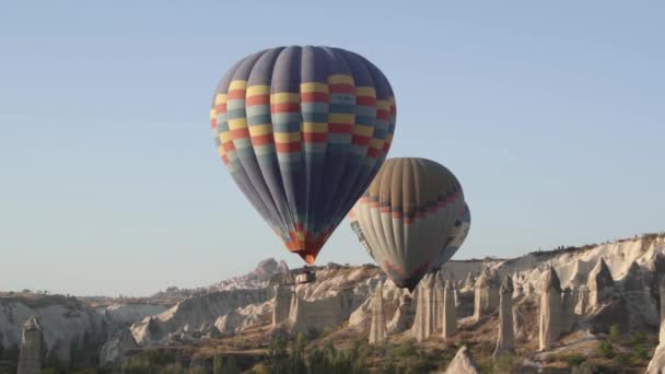 Färgglada varmluftsballonger med stora korgar flyger i linje — Stockvideo