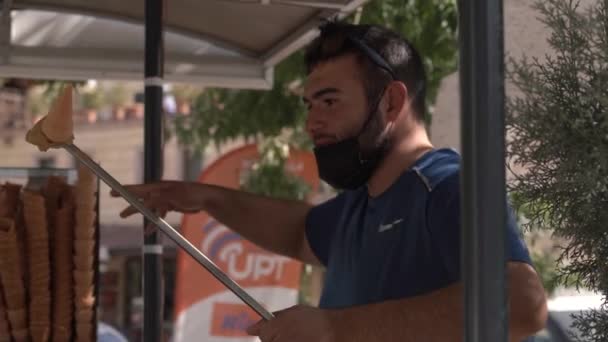 Vendedor profesional de helados con mascarilla en bailes de barba — Vídeo de stock