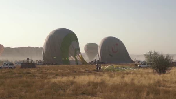 专业飞行教官准备热气球 — 图库视频影像
