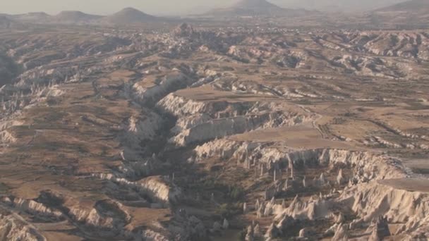 La montgolfière grise vole au-dessus de grandes falaises rocheuses sans fin — Video