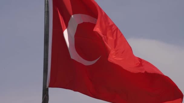 Törökország vörös zászló félholddal és csillagjegyekkel a napfénynél — Stock videók