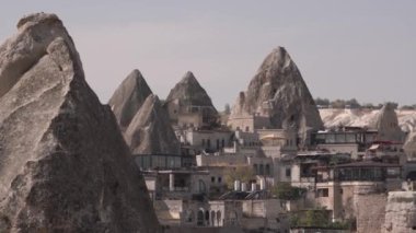 Kayalık tepelere karşı farklı çatıları olan şehir binaları