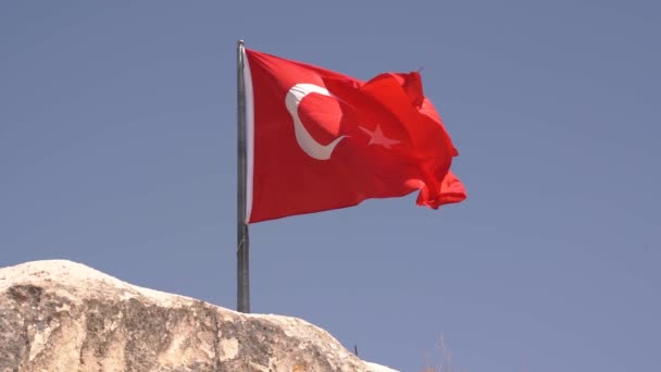 Große rote türkische Flagge mit Nationalsymbolen im Wind geschwenkt — Stockvideo
