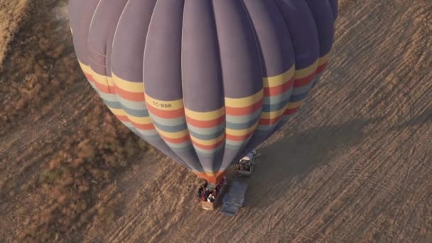 Turistas en globo de aire caliente sobre con rayas de colores — Vídeo de stock