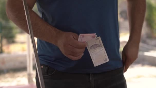Vendedor de sorvete coloca notas no bolso e dá troco — Vídeo de Stock