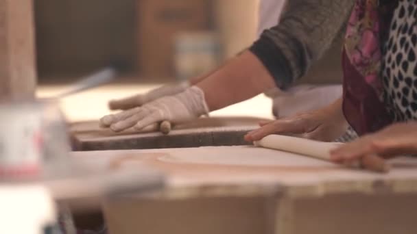 Le signore abili cucinano la pasta rotolante con spilli lunghi speciali — Video Stock