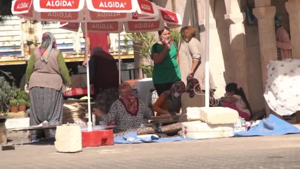 Местные дамы продают ковры ручной работы в ожидании туристов — стоковое видео