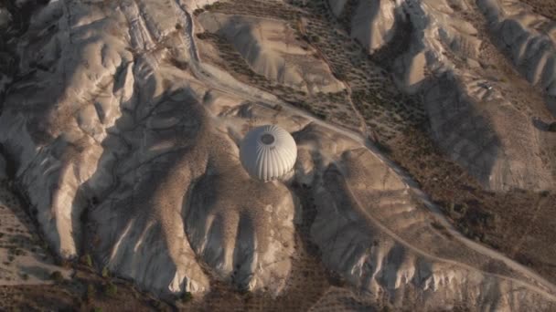 Vit varmluftsballong flyger över fantastiska berg — Stockvideo