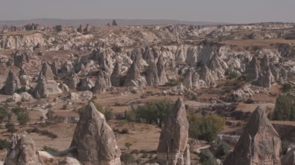 Местный пейзаж с различными коричневыми скалистыми скалами утром — стоковое видео