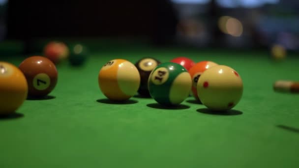 Calcio di palle con bastone da biliardo sul tavolo con tessuto verde — Video Stock