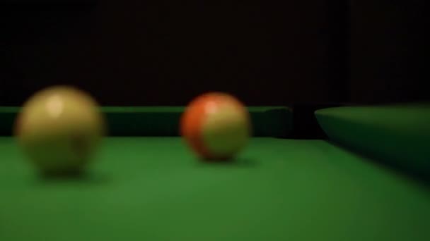 Мячи с номерами вращаются вдоль бильярдного стола с зеленой тканью — стоковое видео