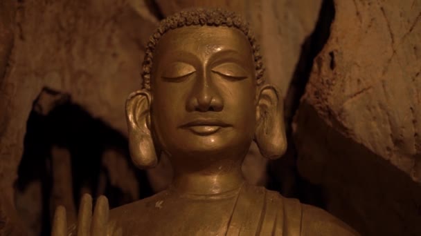 Statue of Buddha with murda in marble cave in Da Nang — Vídeos de Stock