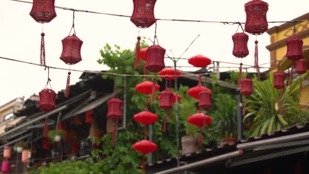 Red lanterns with tassels hang decorate street for New year — Vídeo de stock