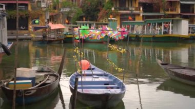 Kağıt vızıltılarıyla donatılmış tekne doluya bağlanmış.