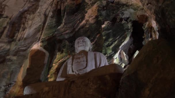 Statue of Buddha in hovel in marble cave wall in Da Nang — Vídeo de stock