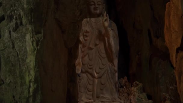 Wunderbare Buddha-Statue in voller Länge in der Da Nang Höhle — Stockvideo