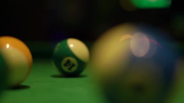 Motion past balls on pool table covered with green fabric — Vídeos de Stock