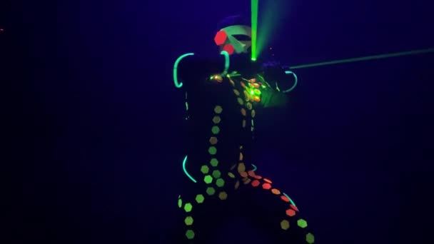 ステージ上の緑の梁で輝くスーツの踊りの人 — ストック動画