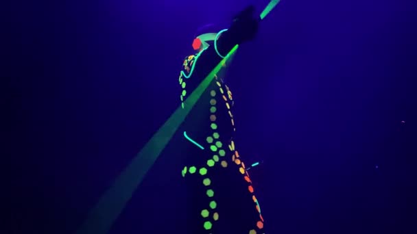 ステージ上の緑のビームをオンに発光服のマスクのダンサー — ストック動画