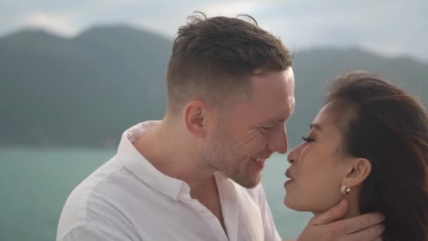 Souriant homme baisers et câlins jolie asiatique femme sur yacht — Video