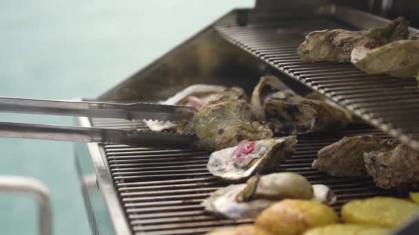 Turning świeże ostrygi z językami na żaglówce grill motorówka — Wideo stockowe