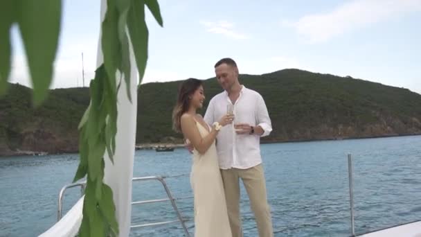 Nő és férfi kattogó pohár pezsgő áll a yacht — Stock videók