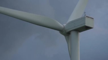 Gri çağdaş enerji kaynağı bıçaklı yel değirmeni