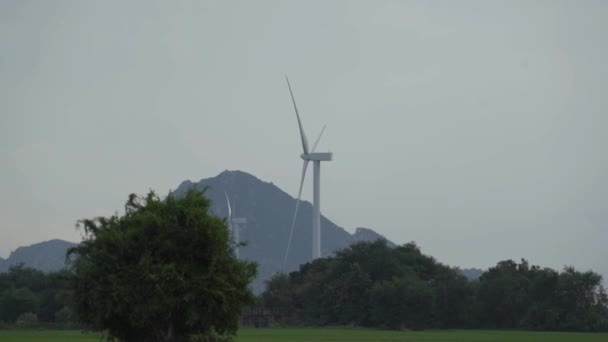 Grote hedendaagse windmolens met bladen op windmolenpark — Stockvideo