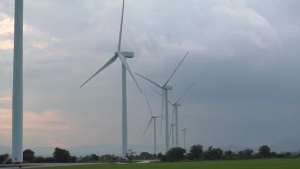 Moinhos de vento contemporâneos remar gerar energia com lâminas — Vídeo de Stock