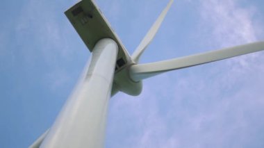 Büyük pervaneli gri yel değirmeni