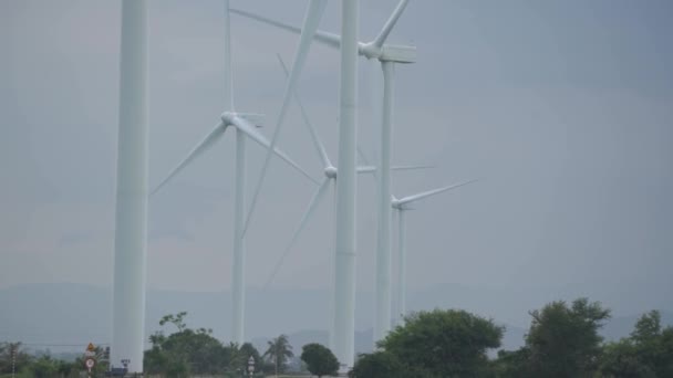 発電機に回転ブレードを持つ現代的な風力発電所 — ストック動画