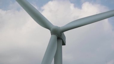 Gri bıçaklar alternatif enerji kaynağı yel değirmeninde döner