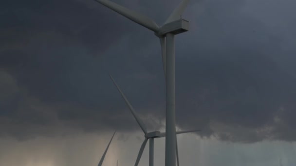 Megújuló energiatermelő szélmelők nagy pengékkel — Stock videók