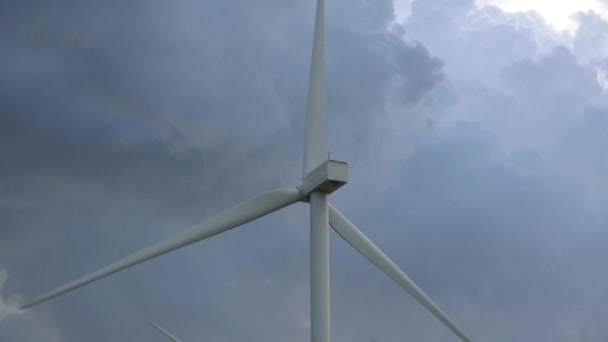 Grandes palas de fuente de electricidad alternativa molino de viento — Vídeo de stock