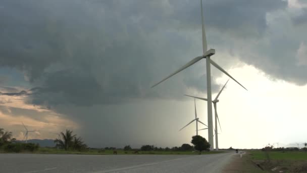 Szeroka farma wiatraków z obrotowymi łopatami na dużych generatorach — Wideo stockowe