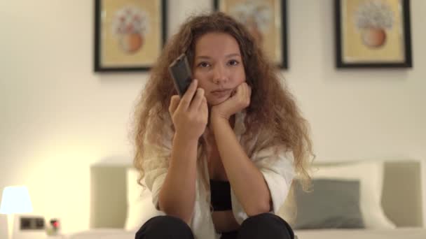 Mixed Race Lady mit langen Haaren schaltet Fernsehsender — Stockvideo